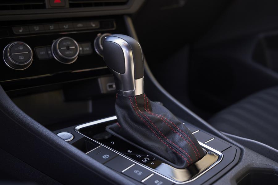 Детали интерьера Volkswagen Jetta GLI 35th Anniversary 2019 года  (NA) (фото 19 из 44)